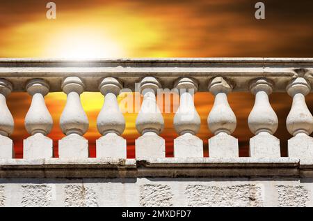 Primo piano di una balaustra in marmo bianco in stile classico contro un bel cielo al tramonto con spazio copia. Brescia centro, Lombardia, Italia, Europa. Foto Stock