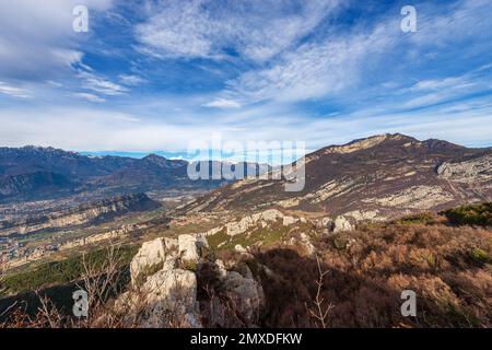 Trentino-Alto Adige, vista panoramica sulle Alpi italiane, sulle Dolomiti di Brenta e sulla valle del Sarca, dalla catena montuosa del Monte Baldo. Italia, Europa. Foto Stock