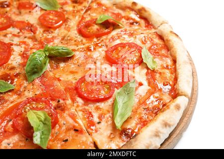 Deliziosa pizza calda Margherita isolata su bianco, primo piano Foto Stock