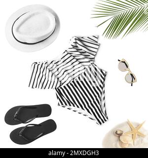 Set di diversi accessori da spiaggia su sfondo bianco, vista dall'alto Foto Stock
