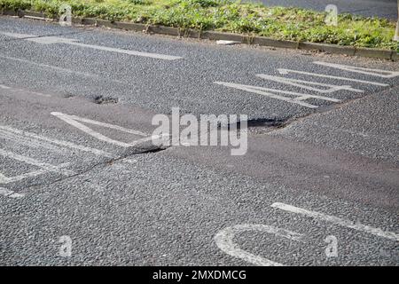 Buche Pothole in Road A414 Chiesa Langley rotonda Harlow Essex Foto Stock