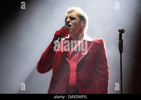 Napoli, Salerno, Italia. 2nd Feb, 2023. La cantante italiana Achille Lauro suona nel corso del tour ''Unplugged'' dal vivo al Teatro Augusteo il 02 febbraio 2022 a Napoli (Credit Image: © Francesco Luciano/ZUMA Press Wire) SOLO PER USO EDITORIALE! Non per USO commerciale! Foto Stock