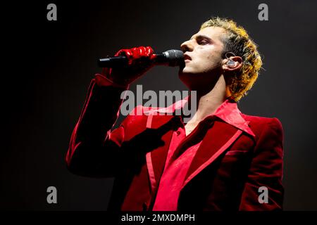 Napoli, Salerno, Italia. 2nd Feb, 2023. La cantante italiana Achille Lauro suona nel corso del tour ''Unplugged'' dal vivo al Teatro Augusteo il 02 febbraio 2022 a Napoli (Credit Image: © Francesco Luciano/ZUMA Press Wire) SOLO PER USO EDITORIALE! Non per USO commerciale! Foto Stock