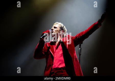 Napoli, Salerno, Italia. 2nd Feb, 2023. La cantante italiana Achille Lauro suona nel corso del tour ''Unplugged'' dal vivo al Teatro Augusteo il 02 febbraio 2022 a Napoli (Credit Image: © Francesco Luciano/ZUMA Press Wire) SOLO PER USO EDITORIALE! Non per USO commerciale! Foto Stock