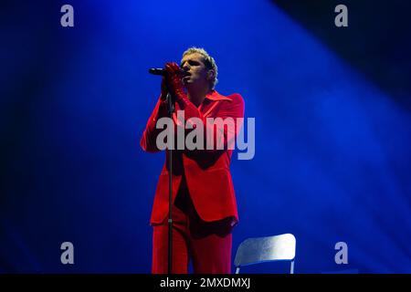 Napoli, Salerno, Italia. 2nd Feb, 2023. La cantante italiana Achille Lauro suona nel corso del tour ''Unplugged'' dal vivo al Teatro Augusteo il 02 febbraio 2022 a Napoli (Credit Image: © Francesco Luciano/ZUMA Press Wire) SOLO PER USO EDITORIALE! Non per USO commerciale! Foto Stock