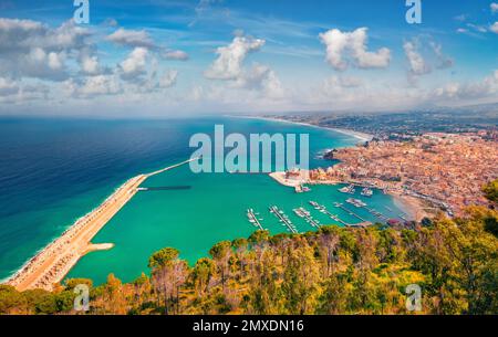 Fotografia aerea di paesaggi. Colorato paesaggio urbano mattutino della città di Castellammare del Golfo. Mare di primavera soleggiato del Mediterraneo. Pittoresco s Foto Stock