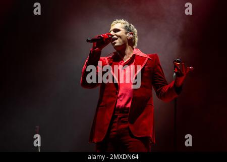 Napoli, Salerno, Italia. 2nd Feb, 2023. La cantante italiana Achille Lauro suona nel corso del tour ''Unplugged'' dal vivo al Teatro Augusteo il 02 febbraio 2022 a Napoli (Credit Image: © Francesco Luciano/ZUMA Press Wire) SOLO PER USO EDITORIALE! Non per USO commerciale! Foto Stock