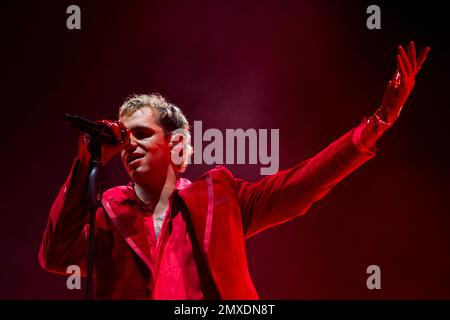 Napoli, Salerno, Italia. 2nd Feb, 2023. La cantante italiana Achille Lauro suona nel corso del tour ''Unplugged'' dal vivo al Teatro Augusteo il 02 febbraio 2022 a Napoli (Credit Image: © Francesco Luciano/ZUMA Press Wire) SOLO PER USO EDITORIALE! Non per USO commerciale! Foto Stock