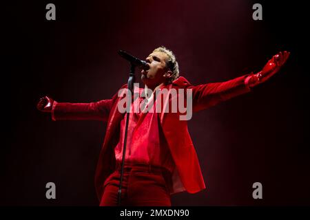 Napoli, Salerno, Italia. 2nd Feb, 2023. La cantante italiana Achille Lauro suona nel corso del tour ''Unplugged'' dal vivo al Teatro Augusteo il 02 febbraio 2022 a Napoli (Credit Image: © Francesco Luciano/ZUMA Press Wire) SOLO PER USO EDITORIALE! Non per USO commerciale! Foto Stock