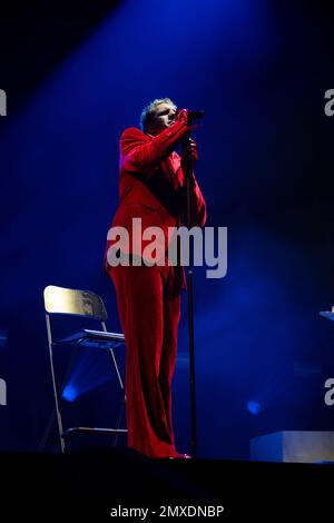 Napoli, Salerno, Italia. 2nd Feb, 2023. La cantante italiana Achille Lauro suona nel corso del tour ''Unplugged'' dal vivo al Teatro Augusteo il 02 febbraio 2022 a Napoli (Credit Image: © Francesco Luciano/ZUMA Press Wire) SOLO PER USO EDITORIALE! Non per USO commerciale! Foto Stock