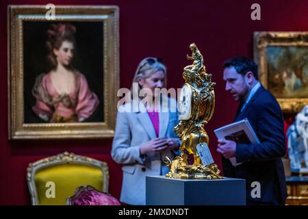 Londra, Regno Unito. 3 Feb 2023. Un Luigi XV Ormolu 'Europa e il toro' impressionante Mantel Orologio con calendario, il movimento di Roque, Parigi, il quadrante smalto di Georges-Adrien Merlet, metà del 18th ° secolo, stima GBP 30.000 - GBP 50.000, con sullo sfondo Sir Joshua Reynolds metà lunghezza ritratto di una signora, tradizionalmente identificata come la signora Elizabeth Sheridan (Stima: £50.000-80.000) - un'anteprima di un'estetica opulenta: Un'importante collezione privata di una casa di campagna inglese, a Christies, che sarà messa all'asta il 9 febbraio. La vendita comprende 266 lotti che coprono 19thcentury e Old Master pa Foto Stock