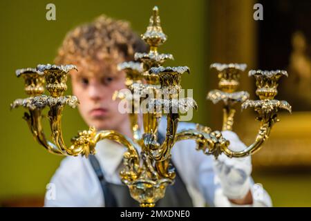 Londra, Regno Unito. 3 Feb 2023. Candelabra e cena - Un'anteprima di un'estetica opulenta: Un'importante collezione privata di una casa di campagna inglese, a Christies, che sarà messa all'asta il 9 febbraio. La vendita comprende 266 lotti che coprono 19thcentury e dipinti del Vecchio Maestro, mobili raffinati, orologi, porcellana, argento, arredamento e illuminazione tenui. Alcune opere provengono dalle collezioni di Alberto Bruni Tedeschi, dei Lords Hesketh a Easton Neston e della famiglia Sackville a Knole. Le stime vanno da ££600 a £600.000. La mostra pubblica gratuita di prevendita sarà in vista al Christie's. Foto Stock