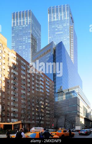 Time Warner Center, feat. Due moderni grattacieli con facciate in vetro e acciaio, si erge come un importante e lussuoso complesso ad uso misto al Columbus Circle Foto Stock