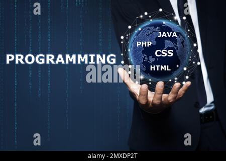 Uomo d'affari che dimostra l'immagine virtuale del globo, primo piano. Programmazione e codifica Foto Stock