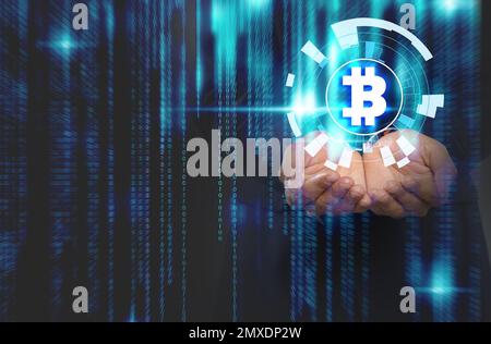 Concetto FinTech. Codice binario e schema dimostrativo MAN con simbolo bitcoin Foto Stock