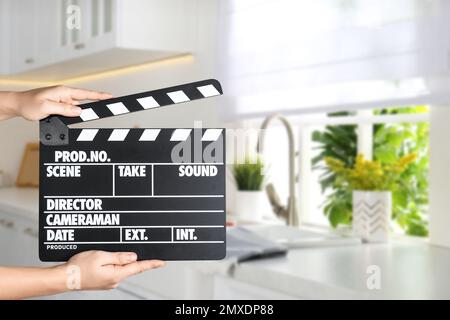 Assistente che tiene il clapperboard sulla posizione della ripresa, primo piano. Produzione cinematografica Foto Stock
