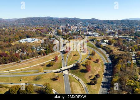 Vista aerea dell'incrocio della superstrada americana nella stagione autunnale ad Asheville, North Carolina, con auto e camion in rapido movimento. Trasporto USA Foto Stock