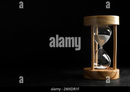 Vetrata sulla tavola su sfondo nero, spazio per il testo. Principio di Pareto Foto Stock