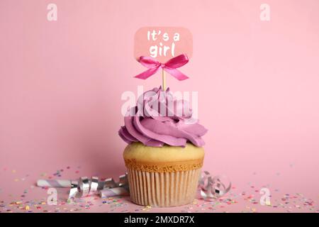 Cupcake dell'acquazzone del bambino per la ragazza su sfondo rosa Foto Stock