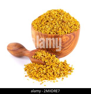 Tè di Osmanthus in ciotola di legno e cucchiaio, isolato su fondo bianco. Fiori secchi di Osmanthus fragrans Foto Stock