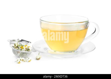 Tè di camomilla fresco e fiori secchi in infusore isolato su bianco Foto Stock
