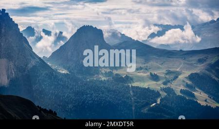 Fotografia aerea di paesaggi. Spettacolare vista estiva dal passo del Sella. Splendida scena mattutina delle Dolomiti, Trentino-Alto Adige, Italia, Europa Foto Stock