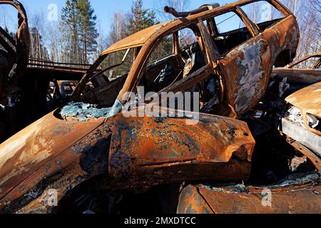 Auto arrugginite che hanno bruciato in un cortile fuori Umea Foto Stock