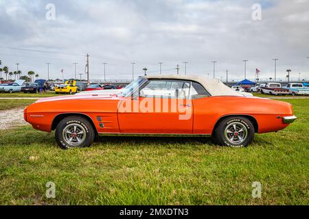 Daytona Beach, FL - 26 novembre 2022: Vista laterale in prospettiva alta di un Pontiac Firebird convertibile 1969 ad una fiera di automobili locale. Foto Stock