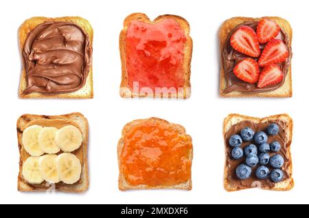 Set di pane tostato con diversi condimenti su sfondo bianco, vista dall'alto Foto Stock