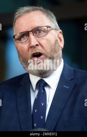 Doug Beattie, leader dell'UUP, parla con i media al di fuori del Grand Central Hotel di Belfast a seguito del suo incontro con il Ministro degli Esteri irlandese e Tanaiste Micheal Martin. Data immagine: Venerdì 3 febbraio 2023. Foto Stock