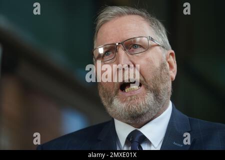 Doug Beattie, leader dell'UUP, parla con i media al di fuori del Grand Central Hotel di Belfast a seguito del suo incontro con il Ministro degli Esteri irlandese e Tanaiste Micheal Martin. Data immagine: Venerdì 3 febbraio 2023. Foto Stock
