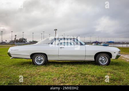 Daytona Beach, FL - 26 novembre 2022: Vista laterale in prospettiva alta di una Chevrolet Impala Convertibile 1967 ad una fiera di automobili locale. Foto Stock