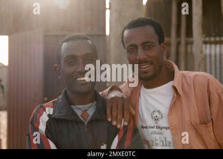 Stavo studiando carpenteria in Finlandia e mi è stato chiesto di andare a insegnare in Etiopia. Tutti i ritratti e le persone sono il personaggio della fabbrica. Gente simpatica e il sole splende molto. Lavorazione del legno in Africa Foto Stock