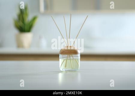 Deodorante aromatico per l'aria a lamelle su tavolo interno Foto Stock