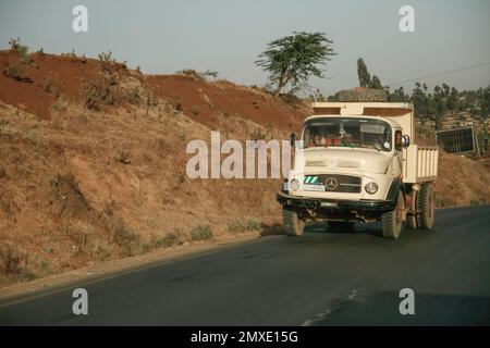 Stavo studiando carpenteria in Finlandia e mi è stato chiesto di andare a insegnare in Etiopia. Tutti i ritratti e le persone sono il personaggio della fabbrica. Gente simpatica e il sole splende molto. Lavorazione del legno in Africa Foto Stock
