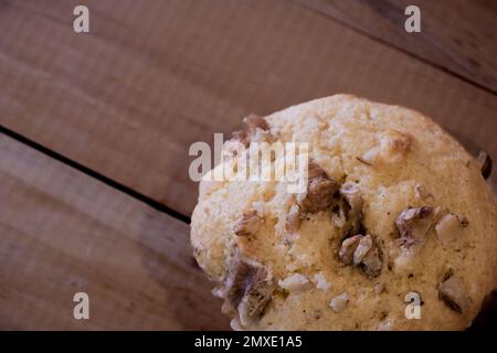 Vista ravvicinata di noci e muffin su tavole di legno. Foto Stock