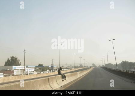 Stavo studiando carpenteria in Finlandia e mi è stato chiesto di andare a insegnare in Etiopia. Tutti i ritratti e le persone sono il personaggio della fabbrica. Gente simpatica e il sole splende molto. Lavorazione del legno in Africa Foto Stock