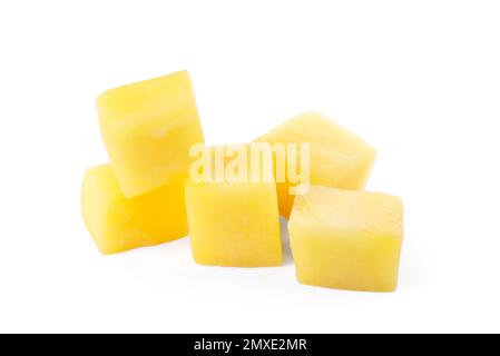 Gustosi cubetti di mango maturi isolati su bianco Foto Stock