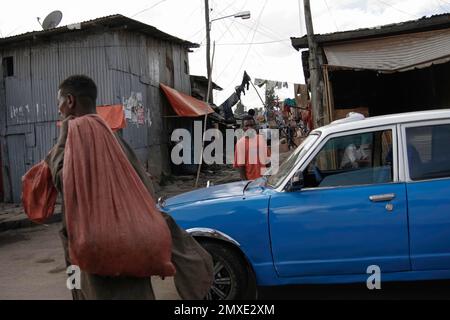Stavo studiando carpenteria in Finlandia e mi è stato chiesto di andare a insegnare in Etiopia. Tutti i ritratti e le persone sono il personaggio della fabbrica. Gente simpatica e il sole splende molto. Lavorazione del legno in Africa Foto Stock