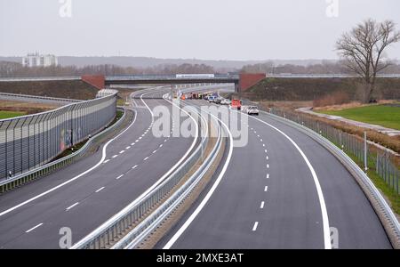 Buxtehude, Germania. 03rd Feb, 2023. Vista della sezione della superstrada A26 all'incrocio di Buxtehude. Una nuova sezione della superstrada intorno al tratto tra Jork (quartiere Stade) e Neu Wulmstorf (quartiere Harburg) vicino Amburgo è stata ufficialmente aperta il venerdì. (A dpa 'Nuova sezione del A26 ufficialmente aperto') Credit: Daniel Bockwoldt/dpa/Alamy Live News Foto Stock