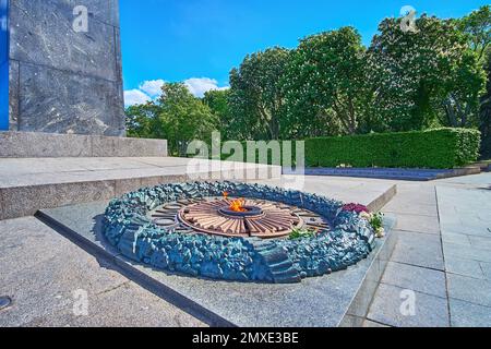 Il primo piano della fiamma eterna - memoriale del Milite Ignoto, situato nel Parco della Gloria Eterna, Kyiv, Ucraina Foto Stock