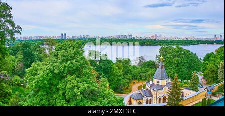 Panorama dei parchi verdi e delle foreste di Kyiv da Kyiv Pechersk Lavra con una vista sulla Chiesa delle sorgenti che danno la vita, il fiume Dnieper e gli alti e moderni Foto Stock