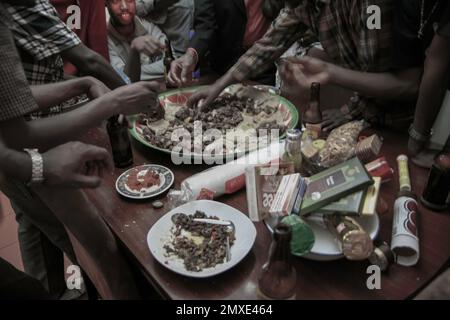Stavo studiando carpenteria in Finlandia e mi è stato chiesto di andare a insegnare in Etiopia. Tutti i ritratti e le persone sono il personaggio della fabbrica. Gente simpatica e il sole splende molto. Lavorazione del legno in Africa Foto Stock