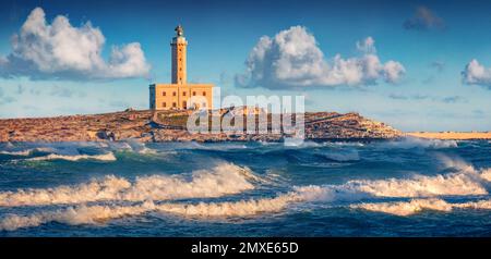 Tempestoso panorama mattutino del faro della città di Vieste. Panorama estivo mozzafiato del mare Adriatico, Parco Nazionale del Gargano, Puglia, Italia, Europa. Fatt Foto Stock