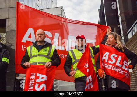 Londra, Regno Unito. 03rd Feb, 2023. I membri dell'ASLEF (Associated Society of Locomotive Engineers and vigili del fuoco) detengono bandiere sindacali al picket fuori della stazione di Euston mentre i macchinisti continuano il loro sciopero in tutto il Regno Unito. (Foto di Vuk Valcic/SOPA Images/Sipa USA) Credit: Sipa USA/Alamy Live News Foto Stock