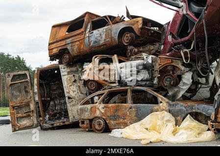 Irpin, distretto di Buha, Ucraina - auto distrutte dalla guerra Foto Stock