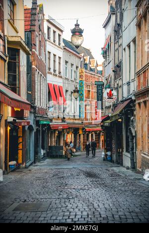 Vista sulla Rue des Bouchers nel centro della vecchia Bruxelles. Foto Stock