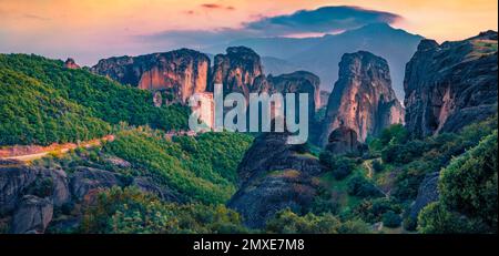 Fotografia aerea di paesaggi. Vista mozzafiato dei famosi monasteri ortodossi orientali, dichiarati patrimonio dell'umanità, costruiti sulla cima di colonne rocciose. Foto Stock