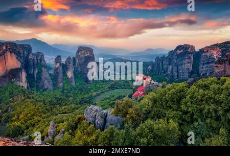 Splendido scenario estivo. Vista maestosa dei famosi monasteri ortodossi orientali, dichiarati patrimonio mondiale dell'umanità, costruiti sulla cima di colonne rocciose. Incredibile Foto Stock