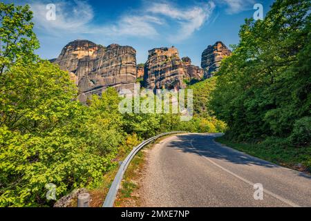 Luminosa vista mattutina dei famosi monasteri ortodossi orientali elencati come sito Patrimonio Mondiale dell'Umanita', costruiti sulla cima di colonne di roccia. Pittoresca scena primaverile di Foto Stock